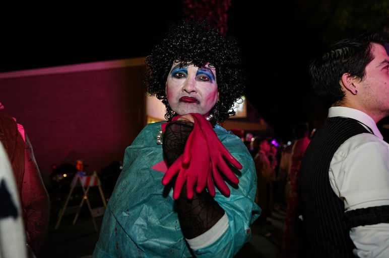 TJ Wilkinson de Palm Springs se viste como Frank-N-Furter del Rocky Horror Picture Show durante la fiesta anual de Halloween de Palm Springs en el distrito de Arenas y el concurso de disfraces en el centro de Palm Springs, California, el viernes 31 de octubre de 2025.