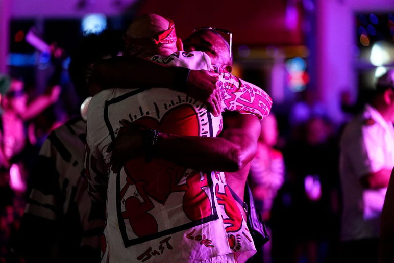 Los juerguistas se reúnen para la fiesta anual de Halloween de Palm Springs en la fiesta de barrio y el concurso de disfraces del distrito de Arenas en el centro de Palm Springs, California, el viernes 31 de octubre de 2025.