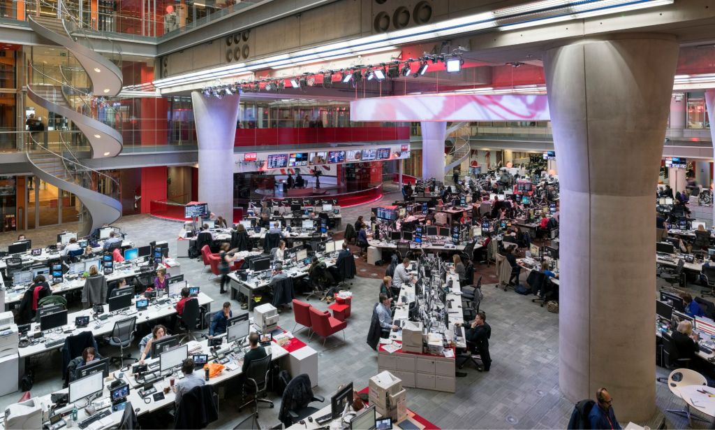 La sala de redacción principal de la BBC.
