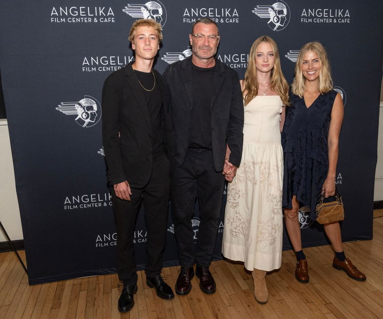 Sasha Schreiber, Liev Schreiber, Kai Schreiber, Taylor Schreiber asisten al estreno en Nueva York de Across The River And Into The Trees en el Angelika Film Center de Nueva York el 29 de agosto de 2024
