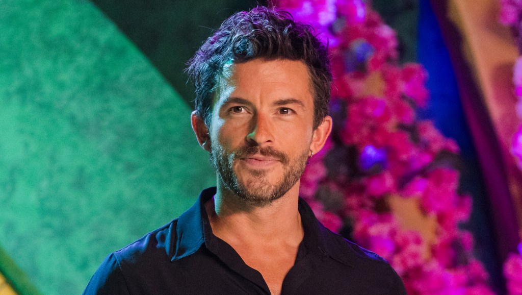 SAO PAULO, BRASIL - 4 DE NOVIEMBRE: Jonathan Bailey durante la alfombra roja de la película 