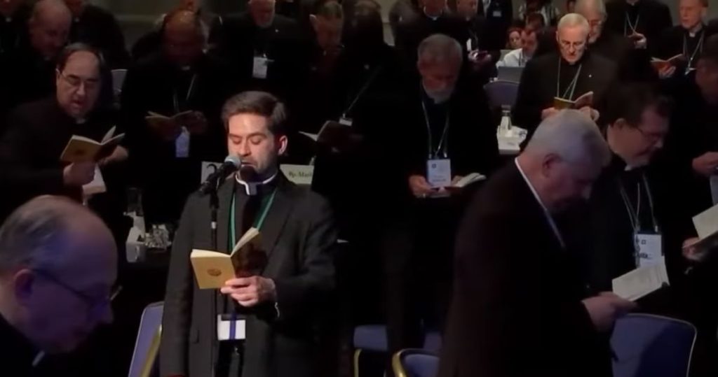 La Iglesia católica en EE. UU. prohíbe la atención de afirmación de género en los hospitales mientras los creyentes trans se defienden