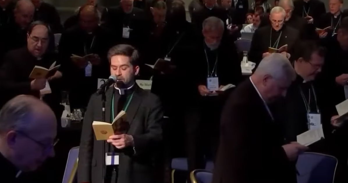 La Iglesia católica en EE. UU. prohíbe la atención de afirmación de género en los hospitales mientras los creyentes trans se defienden