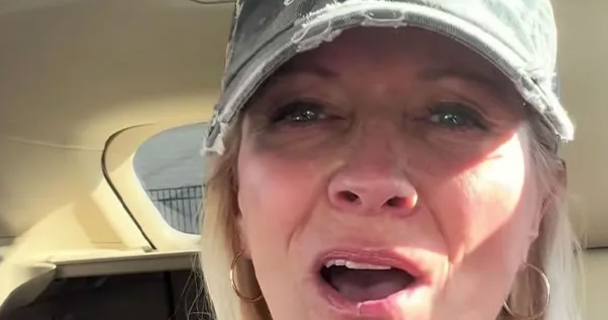 "¡Hay niñas pequeñas ahí dentro!" Mujer se enfurece con un hombre trans que usa el baño de mujeres en Barnes & Noble