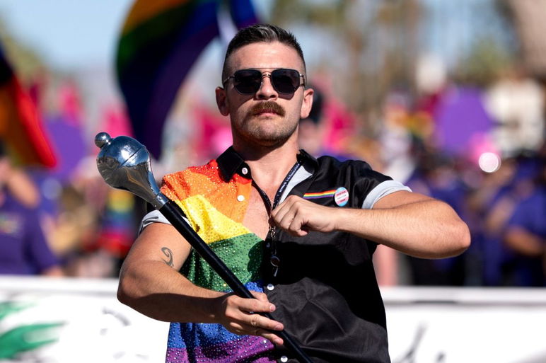 El tambor mayor de Desert Winds Freedom Band, Rory Slikker, marcha en el desfile anual del Orgullo Gay de Palm Springs en el centro de Palm Springs, California, el domingo 9 de noviembre de 2025.