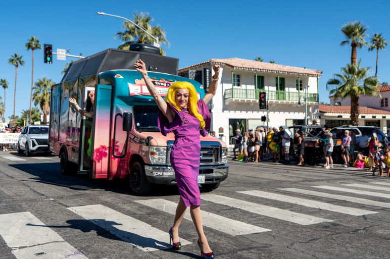 Danity Zann camina en el Desfile anual del Orgullo Gay de Palm Springs a lo largo de Palm Canyon Drive en el centro de Palm Springs, California, el domingo 9 de noviembre de 2025.