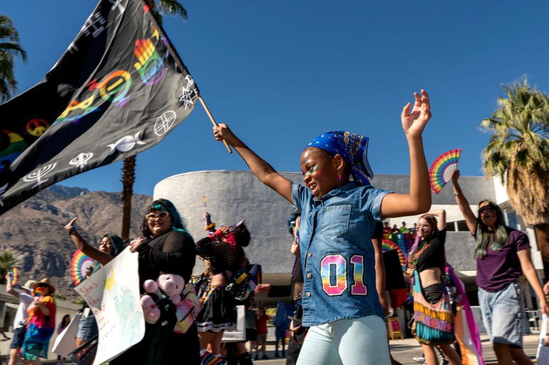 Kaziah Strickland camina en el Desfile Anual del Orgullo Gay de Greater Palm Springs a lo largo de Palm Canyon Drive en el centro de Palm Springs, California, el domingo 9 de noviembre de 2025.