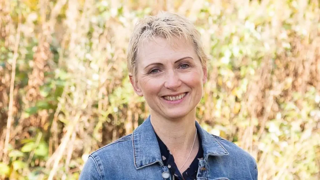 Madre dice que su hijo trans "no es una amenaza" mientras habla sobre su propio viaje hacia la aceptación