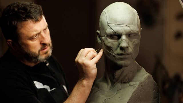 FRANKENSTEIN. El jefe del departamento de efectos de maquillaje protésico, Mike Hill, crea La criatura para Frankenstein. Cr. John P. Johnson/Netflix © 2025.