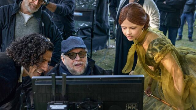 FRANKENSTEIN. (De izquierda a derecha) El director de fotografía Dan Laustsen, Oscar Issac como Victor Frankenstein, el escritor y director Guillermo del Toro y Mia Goth como Elizabeth en el set de Frankenstein. Cr. Ken Woroner/Netflix © 2025.