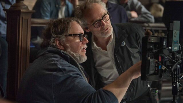 FRANKENSTEIN. (De izquierda a derecha) El escritor/director Guillermo del Toro y el director de fotografía Dan Laustsen en el set de Frankenstein. Cr. Ken Woroner/Netflix © 2025.