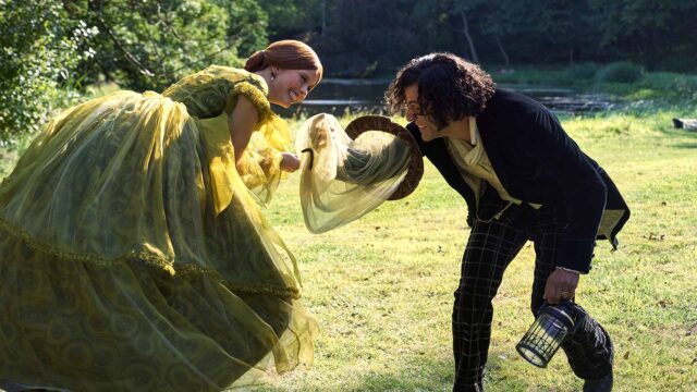 FRANKENSTEIN. (De izquierda a derecha) Mia Goth como Elizabeth y Oscar Isaac como Victor Frankenstein en Frankenstein. Cr. Ken Woroner/Netflix © 2025.
