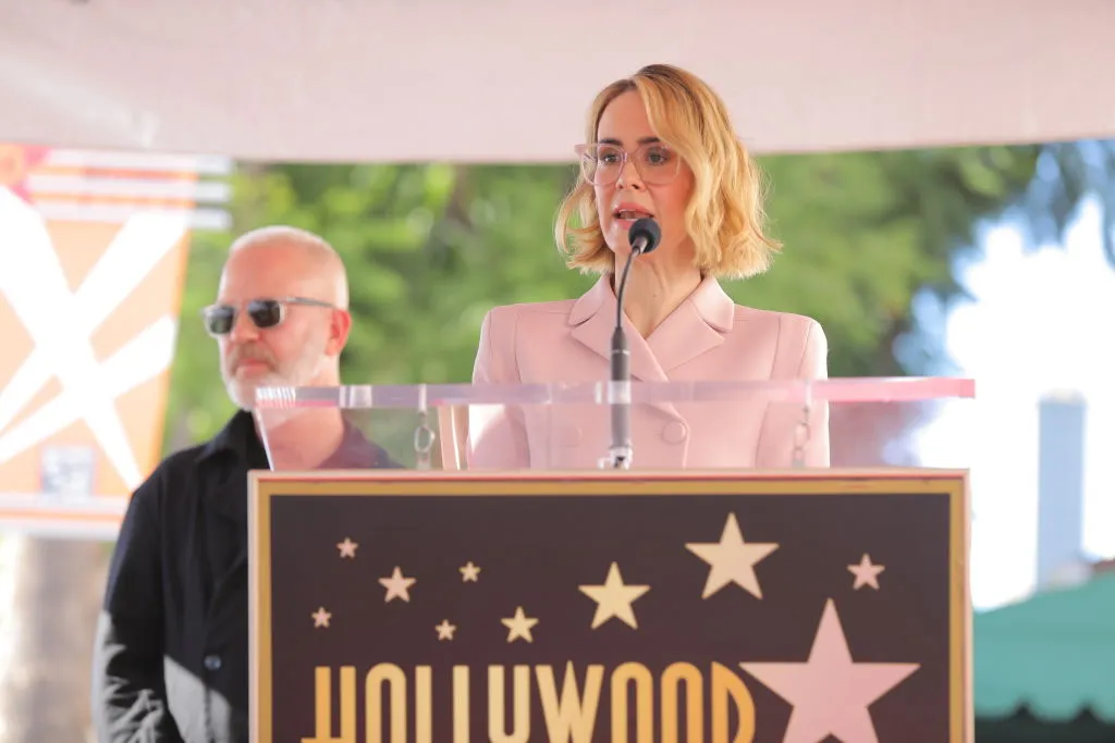 El ícono lésbico Sarah Paulson recibirá una estrella en el Paseo de la Fama, y ​​todos dicen lo mismo