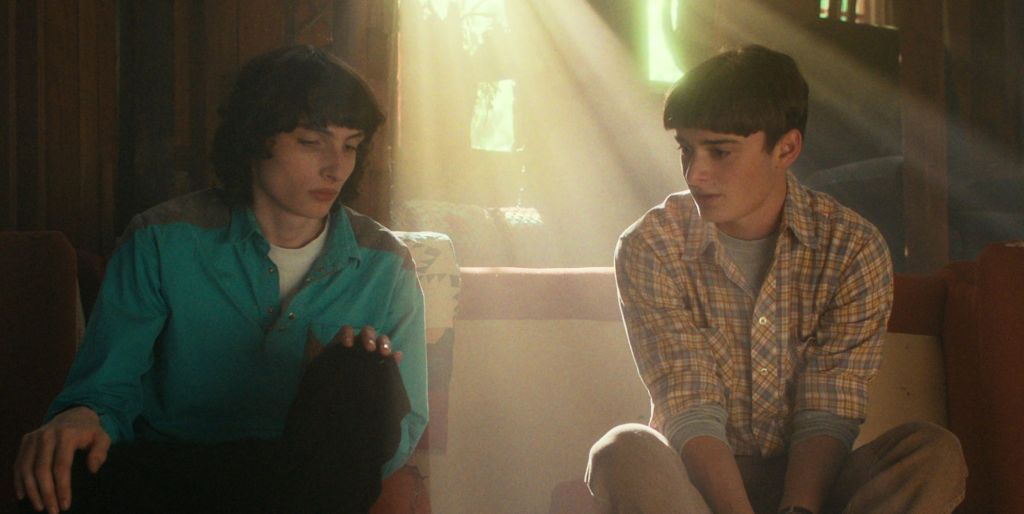 Finn Wolfhard y Noah Schnapp como Mike Wheeler y Will Byers en Stranger Things.