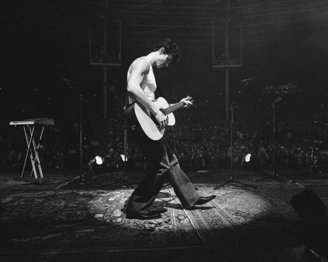 Desde miradas ardientes hasta energía magnética, las presentaciones en vivo de Shawn Mendes son pura delicia para la vista.