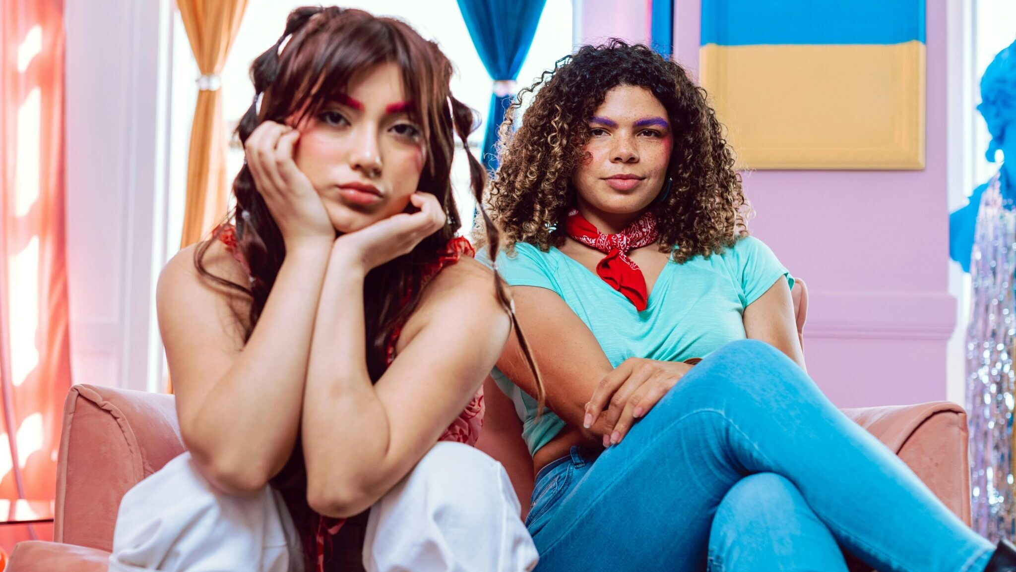 Acción cívica y ansiedad: cómo la política moldea la salud mental de los jóvenes LGBTQ+