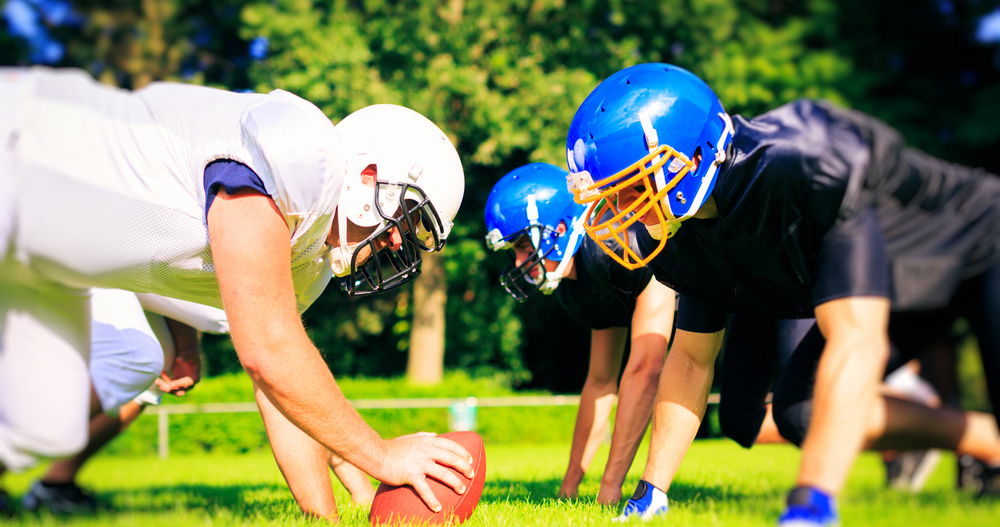 Adolescente gay y su familia demandan a la escuela secundaria por proteger a los jugadores de fútbol que lo acosaban a diario