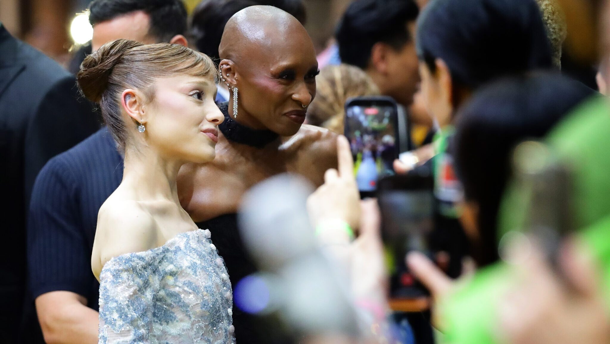 Ariana Grande atacada por un fan en el estreno de 'Wicked' en Singapur, Cynthia Erivo interviene para ayudar