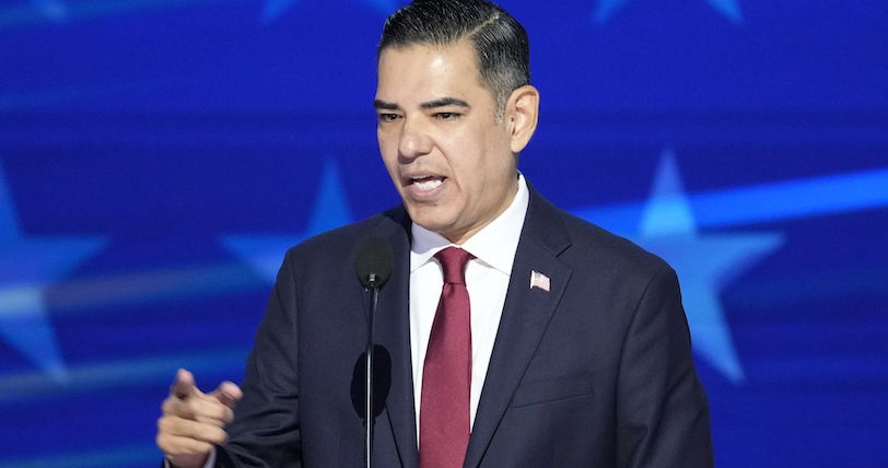 Congresista gay presenta proyecto de ley para exigir que Estados Unidos defienda los derechos LGBTQ+ en todo el mundo