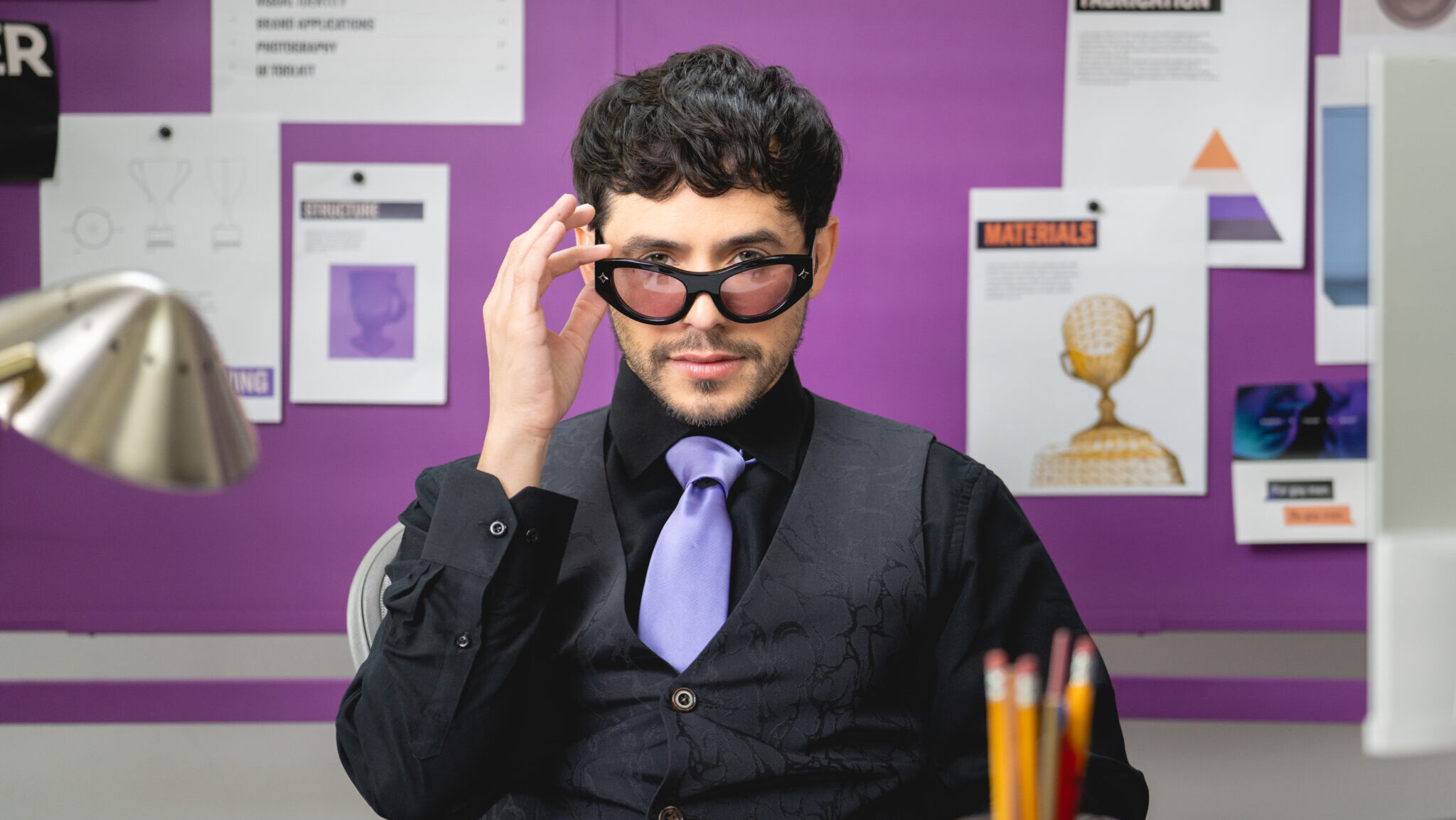 David Archuleta entra en su 'era sacerdotal Miranda' para la campaña de citas de ARCHER