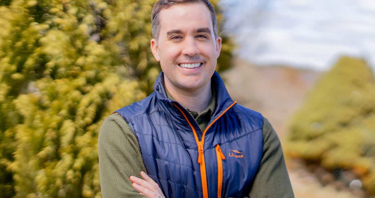 El candidato gay Jordan Wood está utilizando el fondo de guerra de 1 millón de dólares de su campaña para mantener un escaño en la Cámara azul