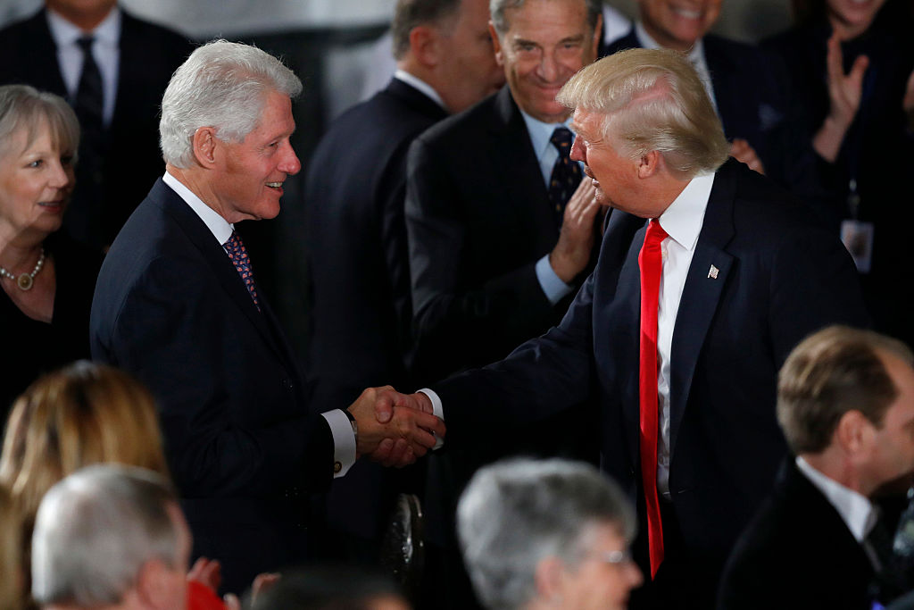 El hermano de Jeffrey Epstein dice que Trump no le practicó sexo oral a Bill Clinton
