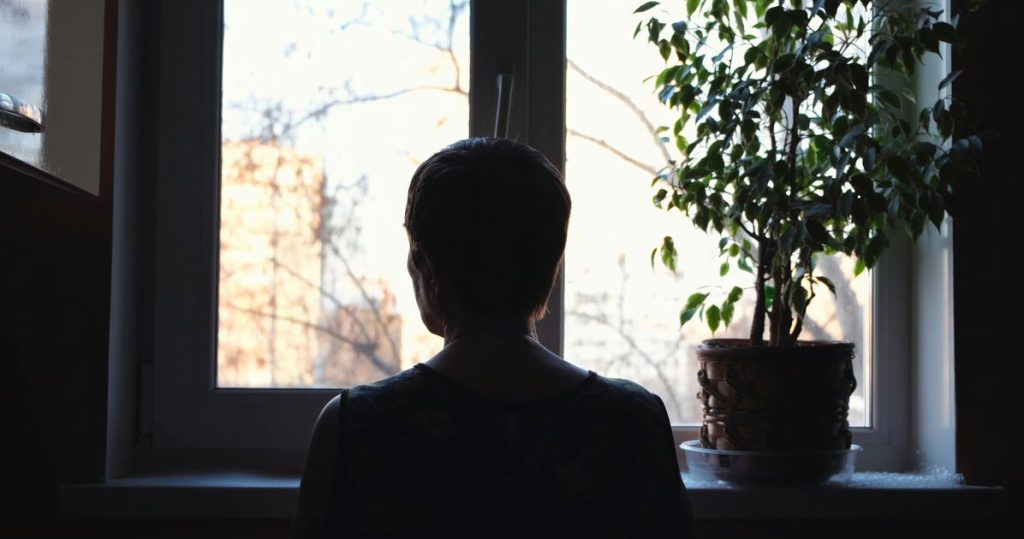 El primer diplomático trans de Estados Unidos alguna vez fue considerado un héroe. Ahora tal vez nunca regrese a casa.