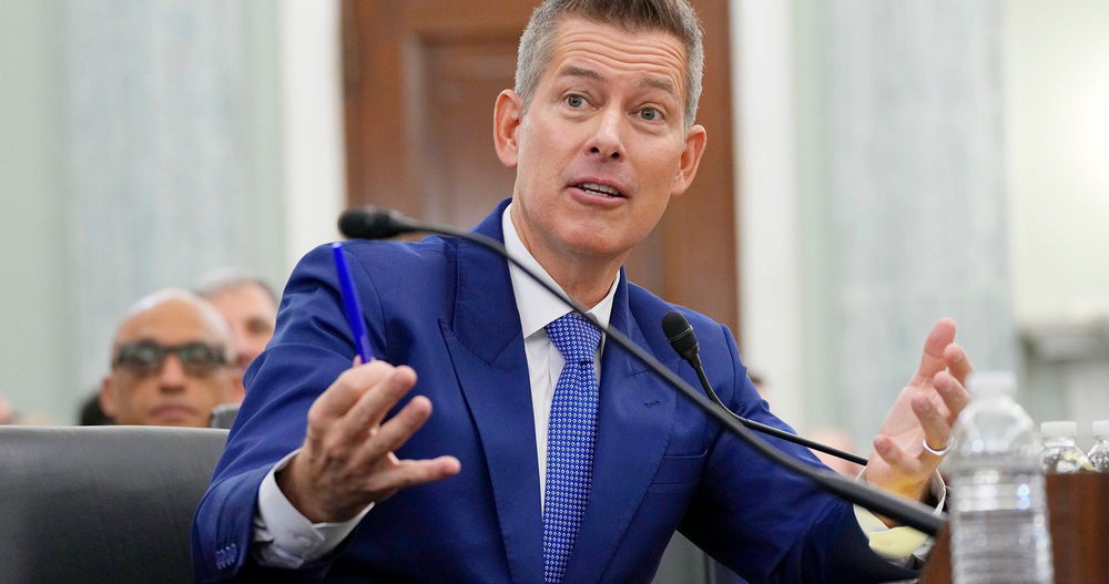 El sustituto de Pete Buttigieg ruega a la gente que deje de usar pijamas en los aviones