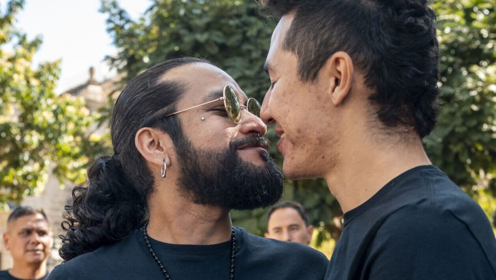 En la frontera, la alegría queer se convierte en protesta: activistas contra el VIH desafían el estigma en vísperas del Día Mundial del SIDA