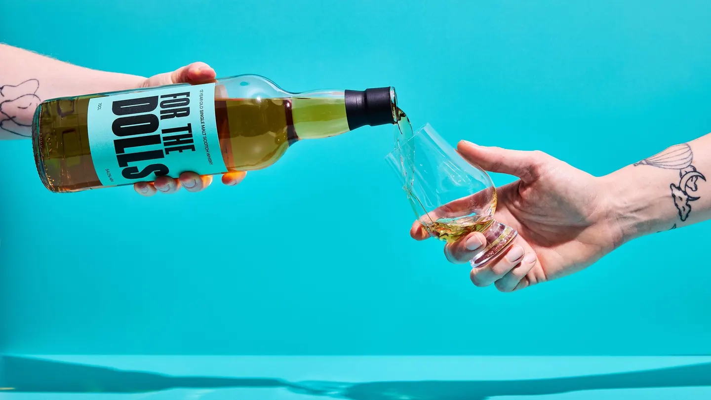 Este whisky de edición limitada está levantando una copa (y fondos) para los derechos trans