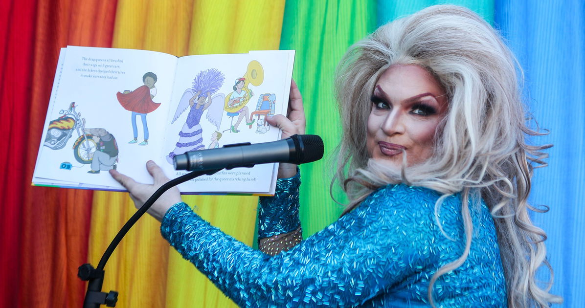 Estos artistas desafiaron la prohibición de la hora de historias drag de su gobierno local y realizaron una de todos modos