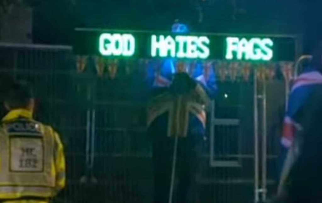 Hombre arrestado después de supuestamente mostrar un cartel homofóbico en una protesta contra la inmigración