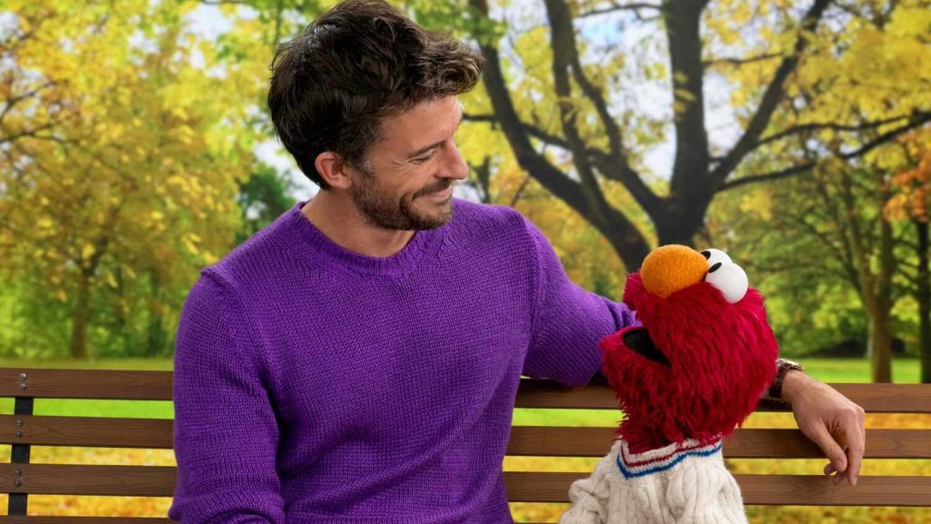 Jonathan Bailey comparte un tierno momento con Elmo en 'Barrio Sésamo'