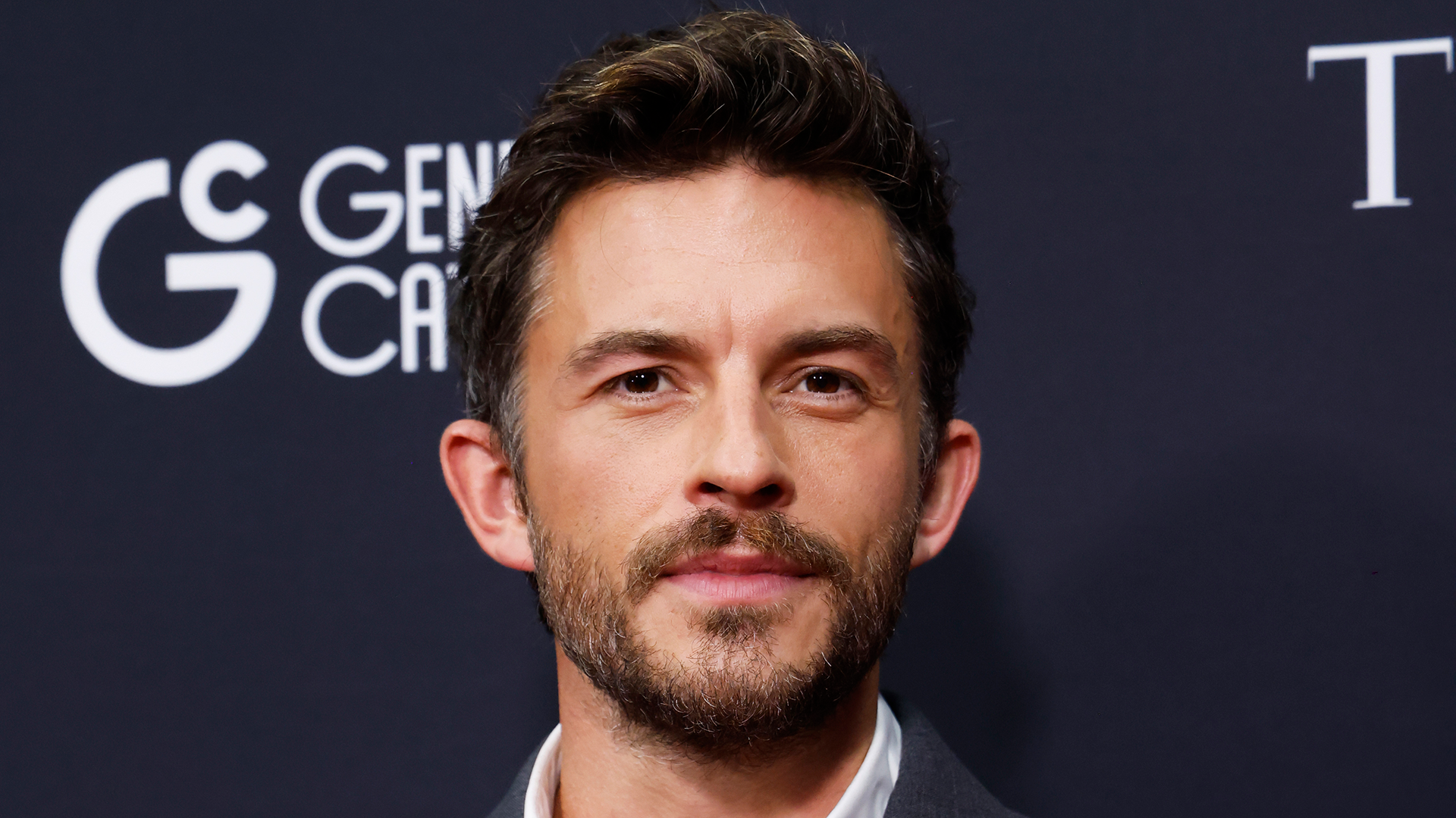 Jonathan Bailey habla sobre crecer como gay y sentirse 'asustado y solo'