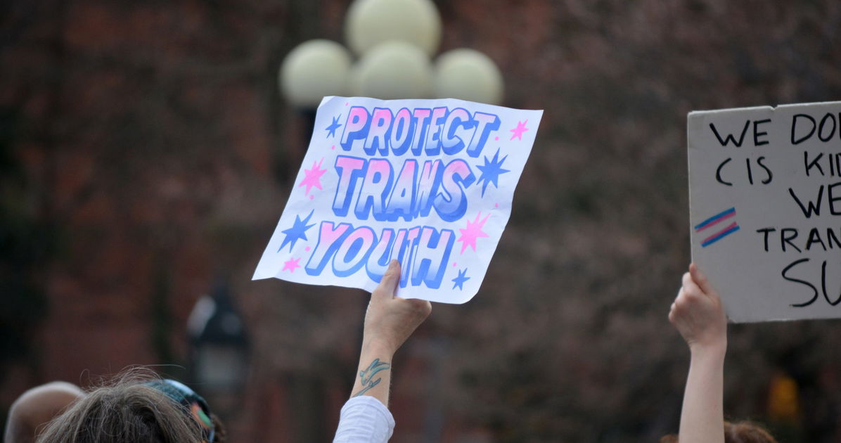 Juez se pone del lado de los niños trans en una “completa reprimenda” a la demanda del Departamento de Justicia de registros médicos privados