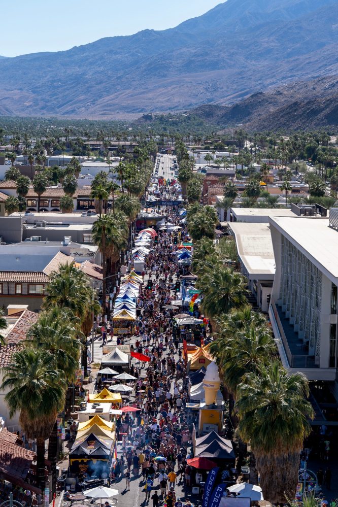 Multitudes de personas caminan por Palm Canyon Drive durante el Festival del Orgullo en el centro de Palm Springs, California, el domingo 9 de noviembre de 2025.


