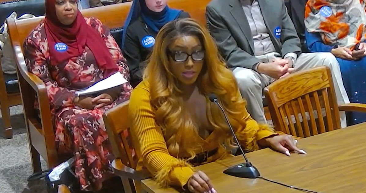 La comisionada trans sufre ataques viciosos después de que un medio de derecha se burlara de ella