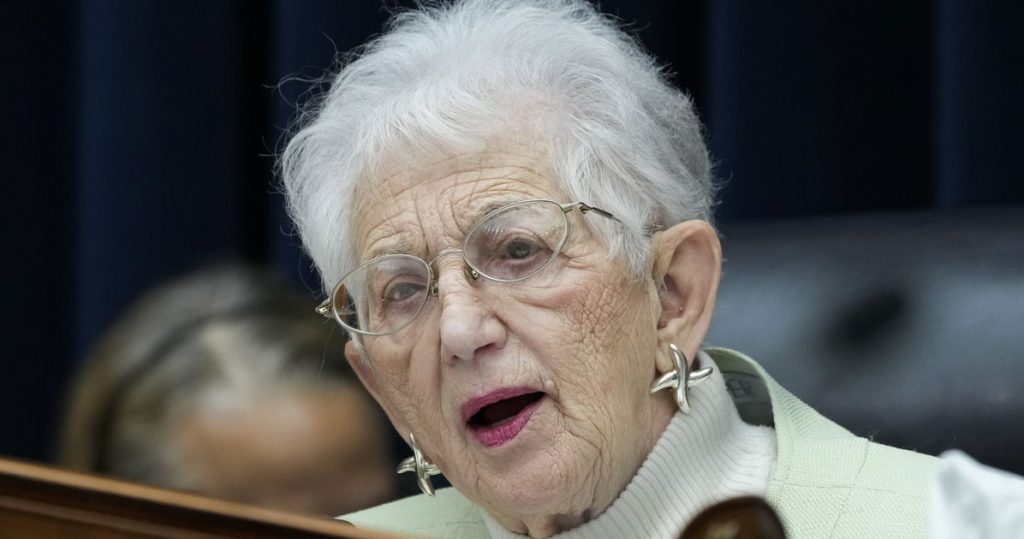 La congresista republicana se enfurece con los demócratas por mencionar sus “vacaciones de ocho semanas”