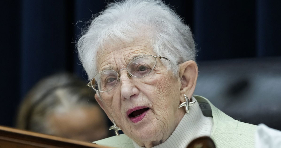 La congresista republicana se enfurece con los demócratas por mencionar sus “vacaciones de ocho semanas”