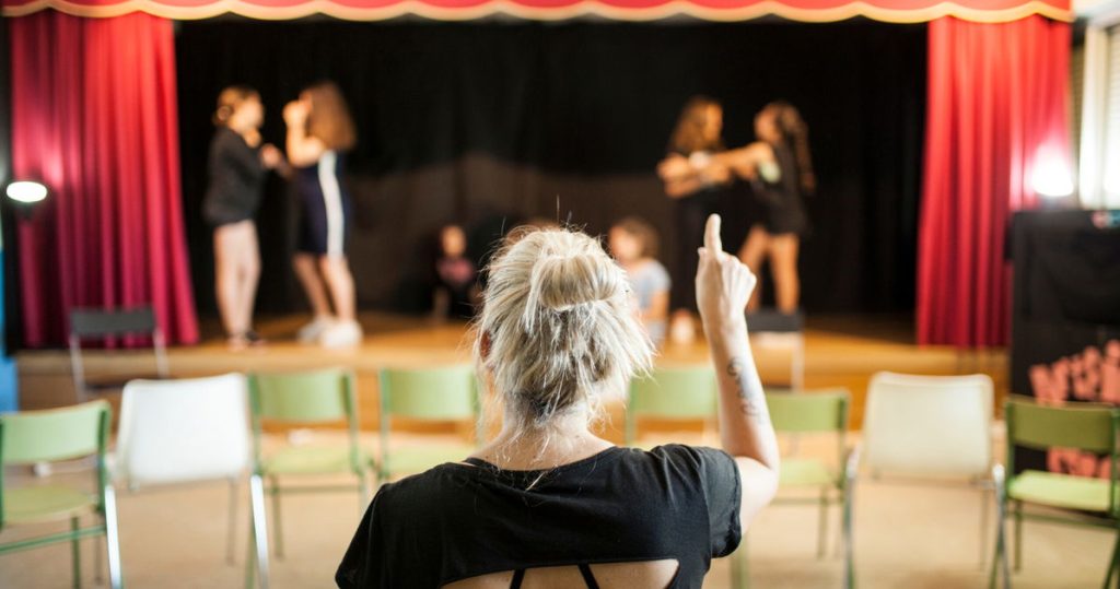 La escuela secundaria pospone una obra de teatro con romance lésbico para hacerla más “apropiada”