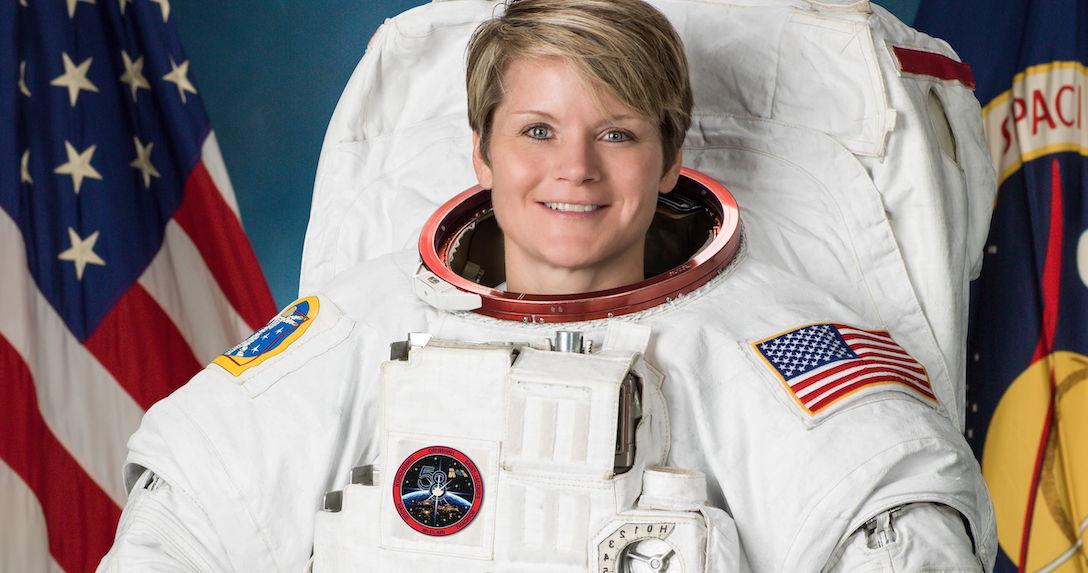 La esposa de una astronauta lesbiana se declara culpable en un caso espacial "lejano" que involucra fraude y robo