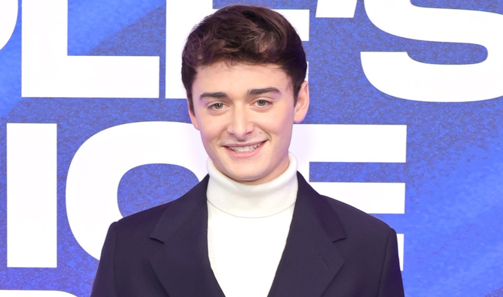 La estrella de Stranger Things, Noah Schnapp, asiste a los premios People's Choice Awards 2022 en Barker Hangar el 6 de diciembre de 2022 en Santa Mónica, California.
