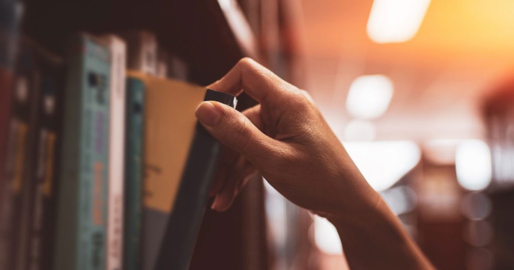 La junta de biblioteca estatal prohíbe libros que mencionen a personas trans en las secciones de niños y adolescentes
