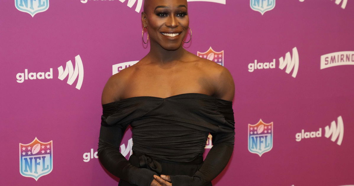 La primera animadora trans de la NFL dice que fue despedida por ser trans justo después de la elección de Trump