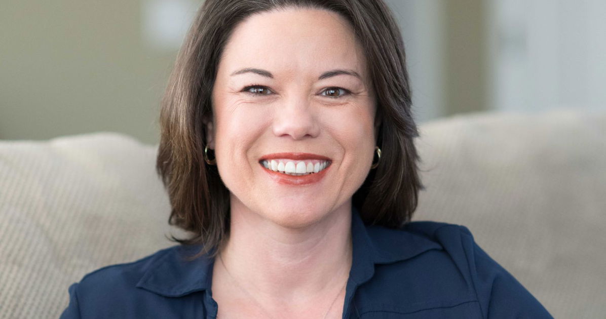 La representante Angie Craig reintroduce un proyecto de ley para proteger a los niños LGBTQ+ en hogares de acogida de la discriminación desenfrenada