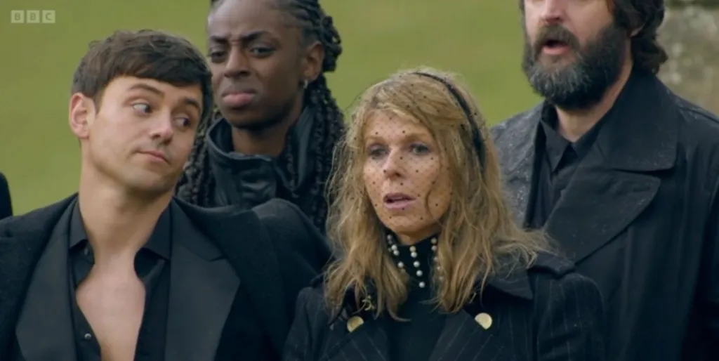 Tom Daley mira de soslayo a Kate Garaway sorprendida sobre The Celebrity Traitors