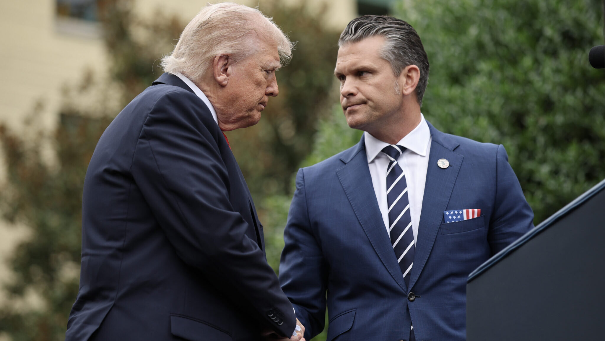 Miembros transgénero de la Fuerza Aérea demandan a la administración Trump por la revocación de beneficios de jubilación