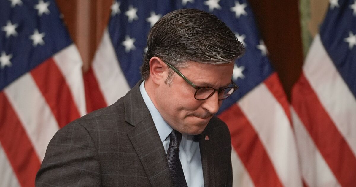 Mike Johnson dice falsamente que los demócratas exigen millones para que los Balcanes LGBTQ+ pongan fin al cierre