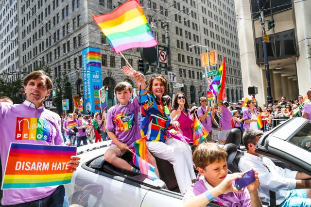 Nancy Pelosi ondea una bandera desde un automóvil durante el 46º Desfile Anual del Orgullo LGBT, en San Francisco, California, el domingo 26 de junio de 2016.
