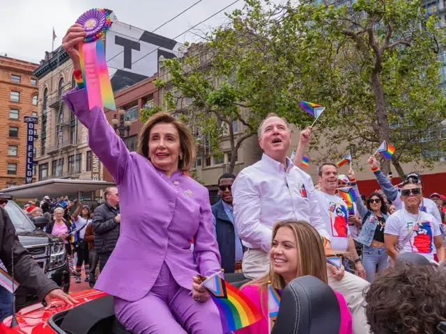Nancy Pelosi, izquierda, viajó con el candidato al Senado de Estados Unidos y congresista Adam Schiff en la manifestación del Orgullo de San Francisco de junio de 2023. 
